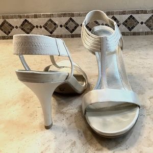Kenneth Cole Reaction ivory satin heels